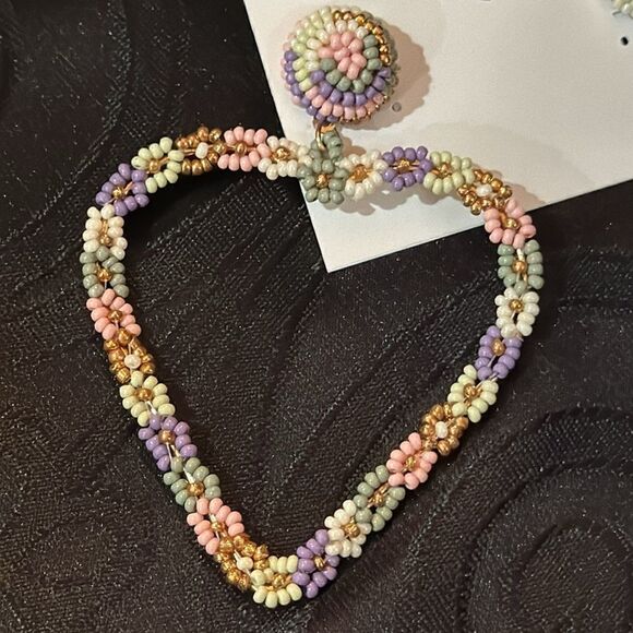 Noir floral heart shaped earrings - Picture 5 of 8